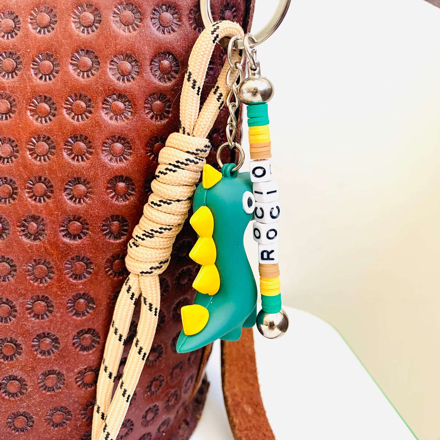 Charm Buddy Dino verde bandera