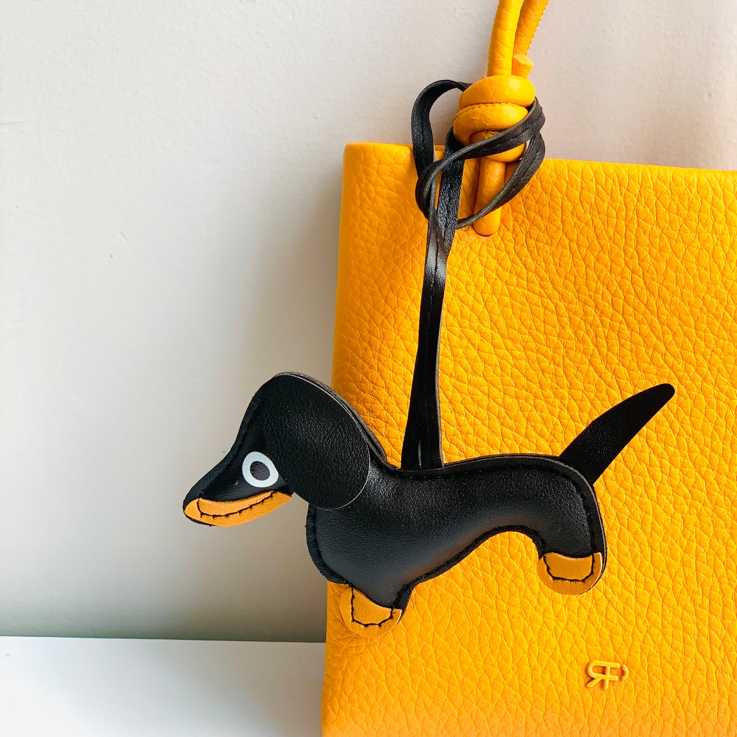 Charm Buddy Salchicha